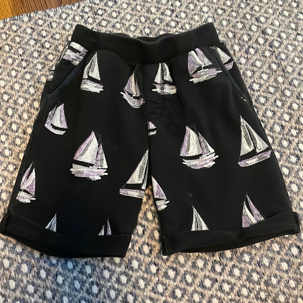 Peek shorts with boats